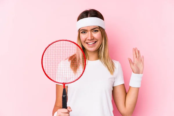 Młoda Kobieta Gra Badminton Odizolowany Uśmiech Radosny Pokazując Numer Pięć — Zdjęcie stockowe