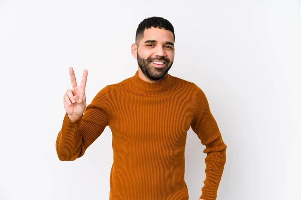 Jovem Latino Contra Fundo Branco Isolado Mostrando Sinal Vitória Sorrindo — Fotografia de Stock