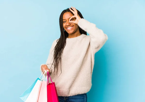 Genç Afrikalı Amerikalı Bir Kadın Alışveriş Çantası Tutuyor Heyecanlı Gözünü — Stok fotoğraf
