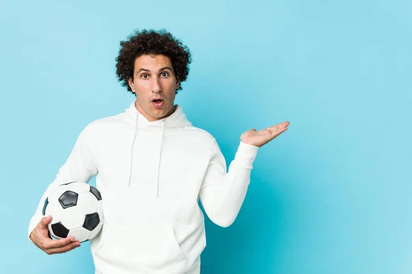 Homem Desportivo Segurando Uma Bola Futebol Impressionado Segurando Espaço Cópia — Fotografia de Stock