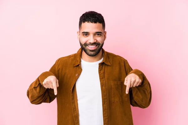 Young Latin Man Pink Background Isolated Points Fingers Positive Feeling — Stok fotoğraf