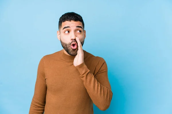 Joven Latino Contra Fondo Azul Aislado Está Diciendo Una Noticia — Foto de Stock