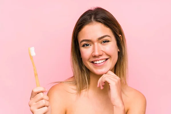 Joven Mujer Caucásica Sosteniendo Cepillo Dientes Aislado Feliz Sonriente Alegre — Foto de Stock