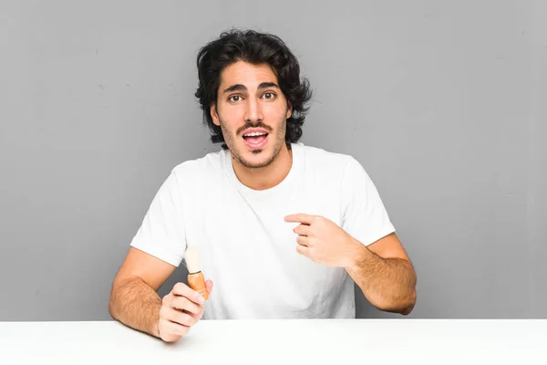 Jongeman Die Zijn Baard Scheert Verrast Wijzend Naar Zichzelf Breed — Stockfoto