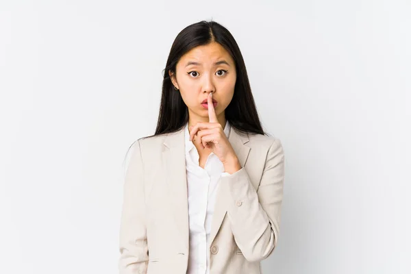 Mladá Čínská Obchodní Žena Izolované Držet Tajemství Nebo Požádat Ticho — Stock fotografie