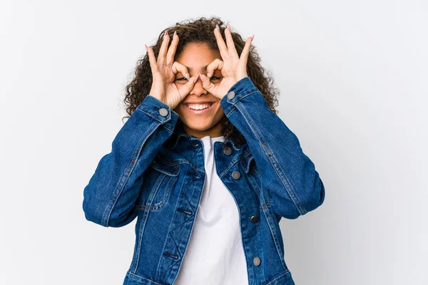 Giovane Donna Afroamericana Mostrando Segno Sopra Gli Occhi — Foto Stock