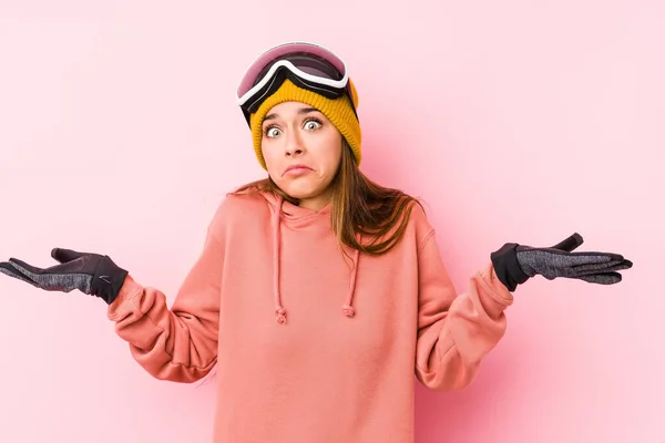 Mulher Branca Jovem Vestindo Uma Roupa Esqui Isolado Duvidar Ombros — Fotografia de Stock