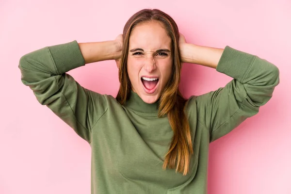 Junge Kaukasische Frau Posiert Isoliert Und Verdeckt Ohren Mit Händen — Stockfoto