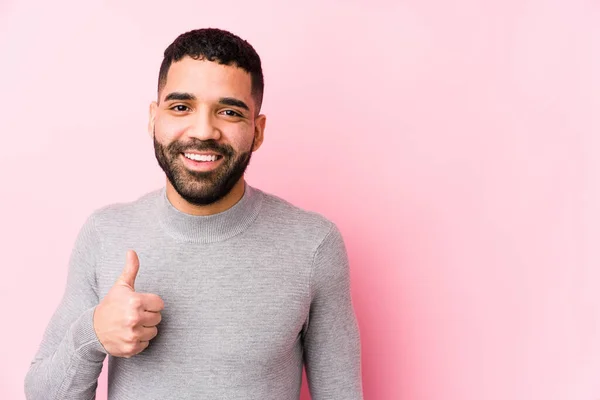 Joven Latino Sobre Fondo Rosa Aislado Sonriendo Levantando Pulgar Hacia — Foto de Stock