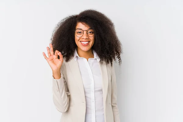 Jovem Mulher Negócios Afro Americana Alegre Confiante Mostrando Gesto — Fotografia de Stock