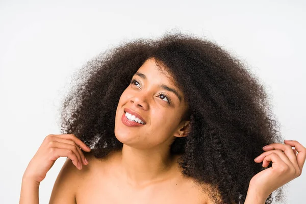 Joven Afro Mujer Cara Cerca Aislado — Foto de Stock