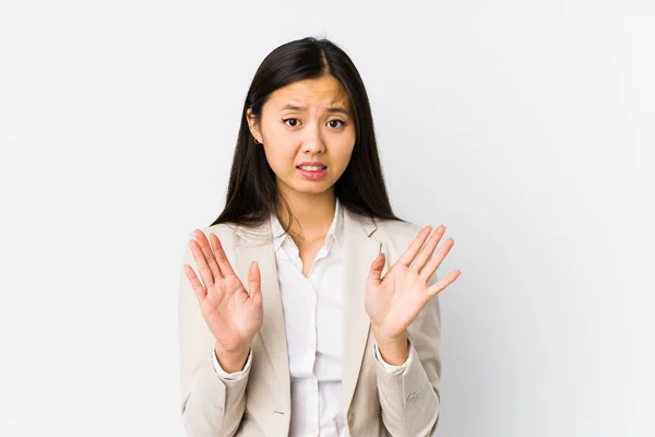 Junge Chinesische Geschäftsfrau Isoliert Zurückweisung Jemand Zeigt Eine Geste Des — Stockfoto