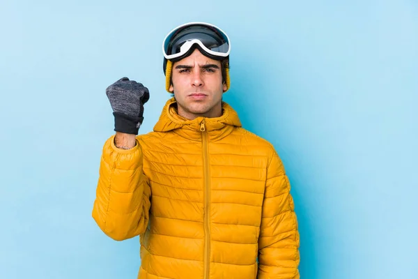 スノーボードゴーグルを身に着けている若いスキーヤーは カメラに拳を示す隔離された積極的な顔の表情 — ストック写真