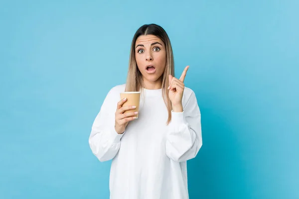 Joven Mujer Caucásica Sosteniendo Café Para Llevar Teniendo Una Gran — Foto de Stock