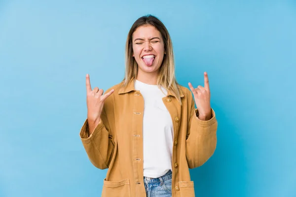 Mladá Běloška Ukazuje Rockové Gesto Prsty — Stock fotografie