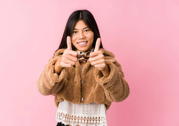 Jeune Femme Asiatique Avec Pouces Levés Acclamations Sur Quelque Chose — Photo