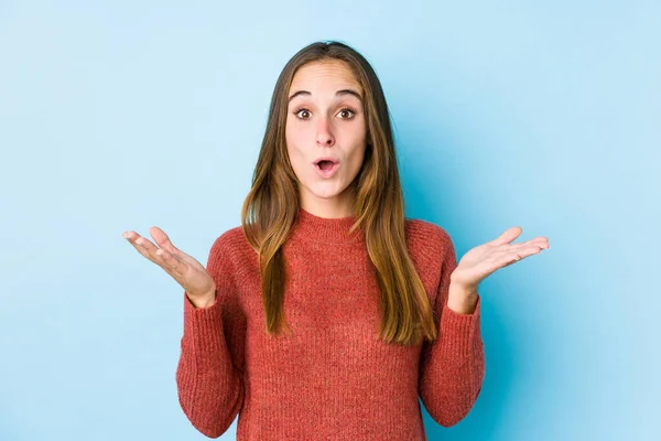 Young Caucasian Woman Posing Isolated Surprised Shocked — Stock Photo, Image