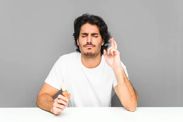 Joven Afeitándose Barba Cruzando Los Dedos Para Tener Suerte — Foto de Stock