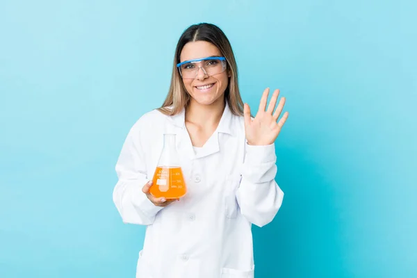 Junge Wissenschaftlerin Lächelt Fröhlich Und Zeigt Nummer Fünf Mit Den — Stockfoto