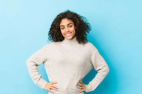 Jovem Afro Americana Cabelo Encaracolado Mulher Confiante Mantendo Mãos Sobre — Fotografia de Stock