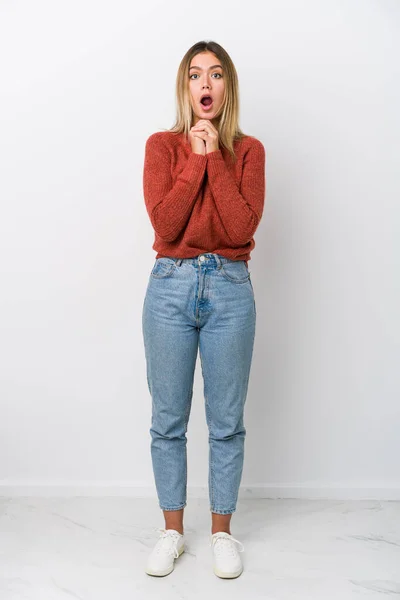 Corpo Pieno Giovane Donna Caucasica Che Prega Fortuna Stupito Aprendo — Foto Stock