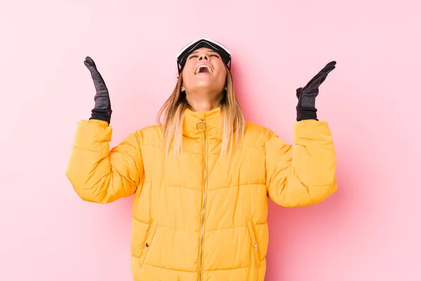 Young Caucasian Woman Wearing Ski Clothes Pink Background Screaming Sky — ストック写真