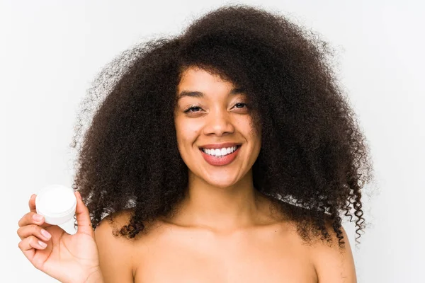Młoda Afro Kobieta Trzyma Krem Nawilżający Odizolowany Szczęśliwy Uśmiechnięty Wesoły — Zdjęcie stockowe