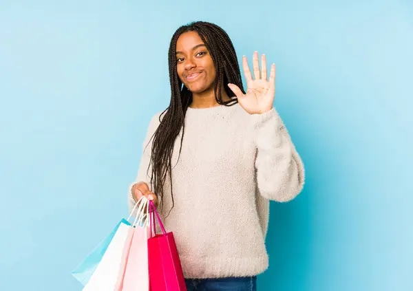 Jovem Afro Americana Segurando Saco Compras Isolado Sorrindo Alegre Mostrando — Fotografia de Stock