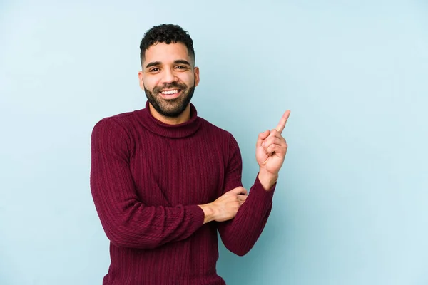 Joven Mestizo Árabe Hombre Aislado Sonriendo Alegremente Señalando Con Dedo — Foto de Stock
