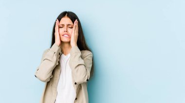 Beyaz bir kadın mavi arka planda yalnız başına sızlanıyor ve ağlıyordu..