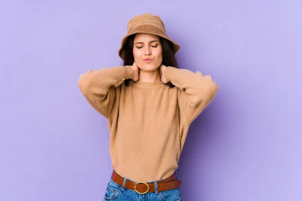 Mujer Joven Caucásica Aislada Sobre Fondo Púrpura Sufriendo Dolor Cuello — Foto de Stock