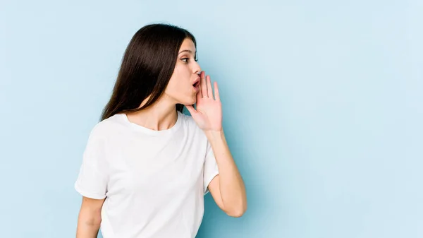 Joven Mujer Caucásica Aislada Sobre Fondo Azul Está Diciendo Una —  Fotos de Stock