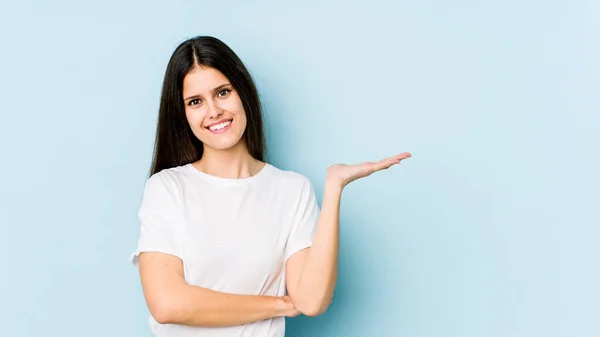 Young Caucasian Woman Isolated Blue Background Showing Copy Space Palm — Stock Photo, Image