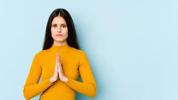 Joven Mujer Caucásica Aislada Sobre Fondo Azul Rezando Mostrando Devoción — Foto de Stock