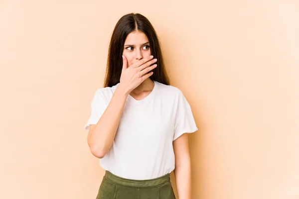 Mujer Caucásica Joven Aislada Sobre Fondo Beige Reflexivo Mirando Espacio —  Fotos de Stock