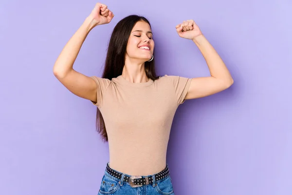 Ung Kaukasisk Kvinna Isolerad Lila Bakgrund Firar Speciell Dag Hoppar — Stockfoto