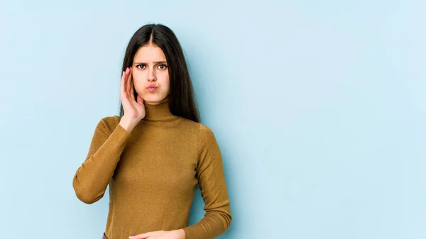 Mujer Joven Caucásica Aislada Sobre Fondo Azul Sopla Mejillas Tiene —  Fotos de Stock