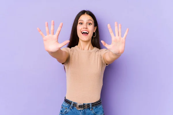 Молодая Белая Женщина Изолированная Фиолетовом Фоне Показывает Номер Десять Руками — стоковое фото