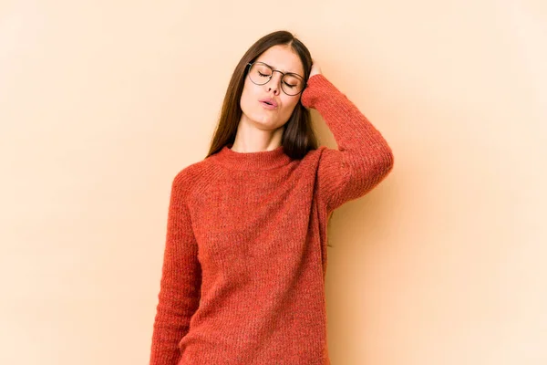 Mujer Joven Caucásica Aislada Sobre Fondo Beige Cansada Muy Somnolienta — Foto de Stock