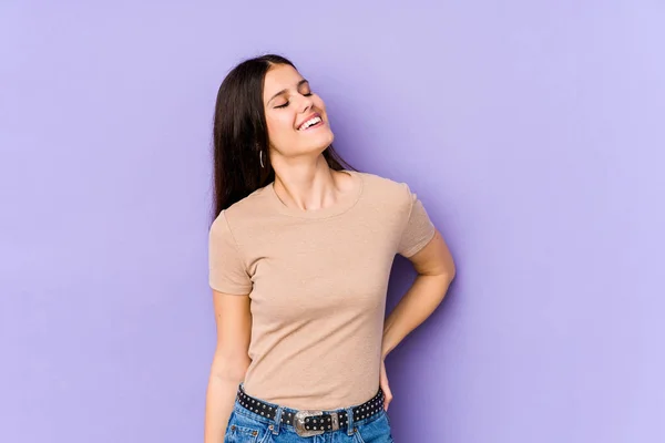 Молода Біла Жінка Ізольована Фіолетовому Фоні Розслаблена Щаслива Сміється Шия — стокове фото