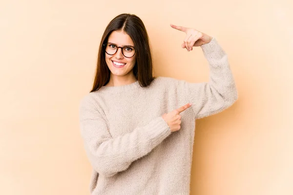 Mujer Joven Caucásica Aislada Sobre Fondo Beige Sosteniendo Algo Poco — Foto de Stock