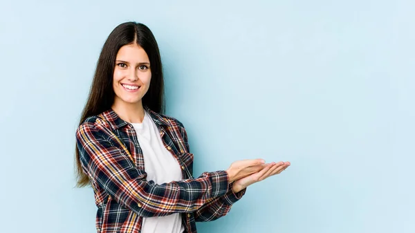 Mujer Caucásica Joven Aislada Sobre Fondo Azul Sosteniendo Espacio Copia — Foto de Stock