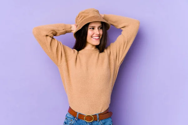 Mujer Joven Caucásica Aislada Sobre Fondo Púrpura Sintiéndose Segura Con — Foto de Stock