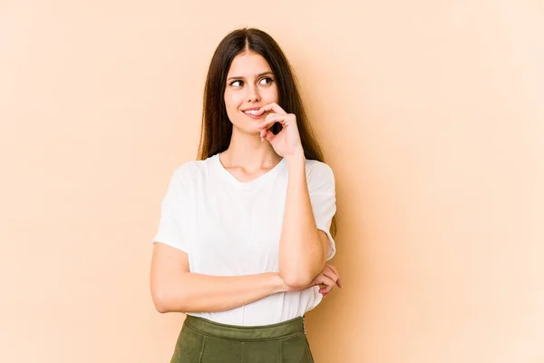 Jonge Blanke Vrouw Geïsoleerd Beige Achtergrond Ontspannen Denken Iets Zoek — Stockfoto