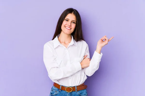 Young Caucasian Woman Isolated Purple Background Smiling Cheerfully Pointing Forefinger — Stock Photo, Image