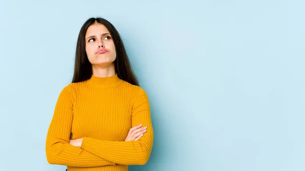 Jeune Femme Caucasienne Isolée Sur Fond Bleu Fatiguée Une Tâche — Photo