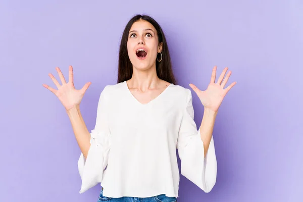 Mujer Caucásica Joven Aislada Sobre Fondo Púrpura Gritando Cielo Mirando — Foto de Stock