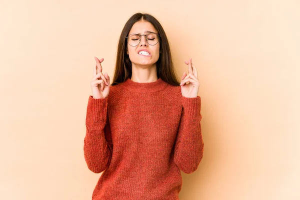 Jonge Kaukasische Vrouw Geïsoleerd Beige Achtergrond Kruising Vingers Voor Het — Stockfoto