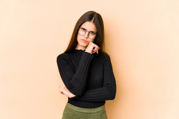 Jovem Caucasiana Isolada Fundo Bege Cansada Uma Tarefa Repetitiva — Fotografia de Stock