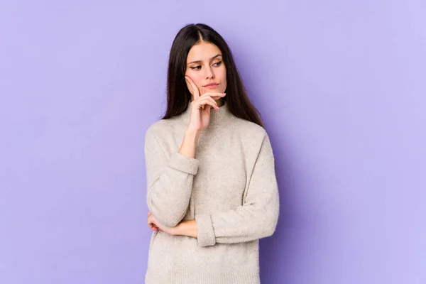 Mujer Caucásica Joven Aislada Sobre Fondo Púrpura Contemplando Planeando Una — Foto de Stock